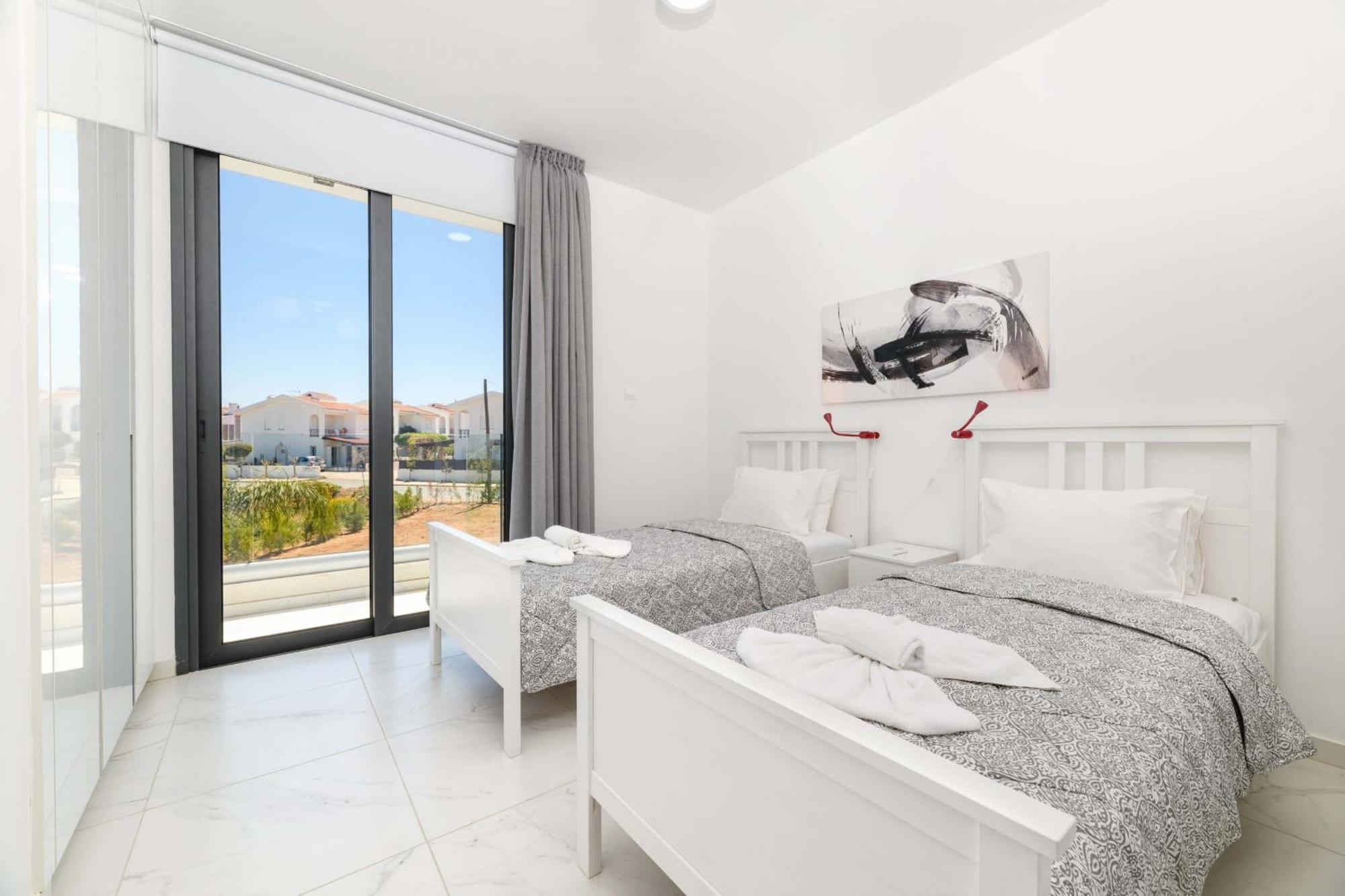 By The Beach - Royal Sapphire Villa Protaras Buitenkant foto